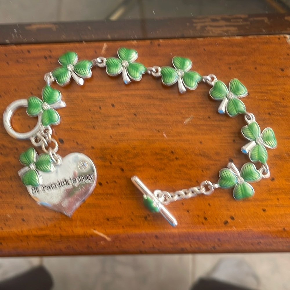 Shamrock silver & green bracelet 8”8 simulated diamonds in shamrock. 1 in charm